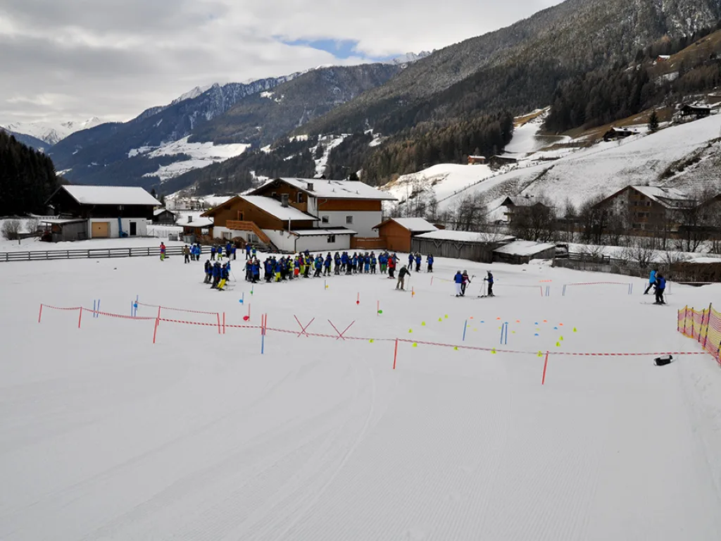 Weiter Blick über das Tal auf die Übungswiese und den Ort.